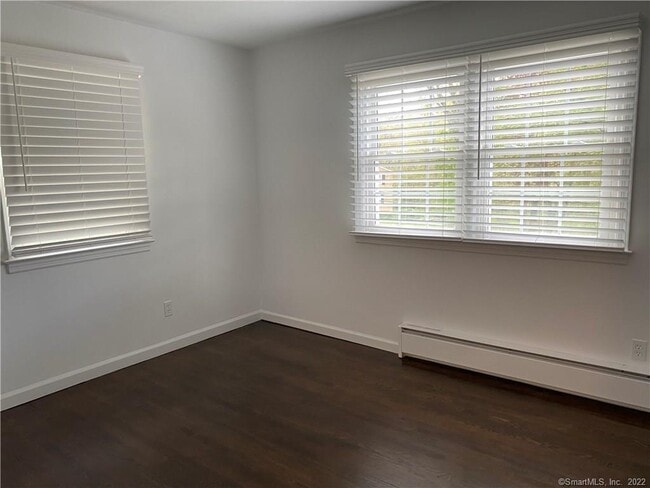 Building Photo - 22 E Hills Dr