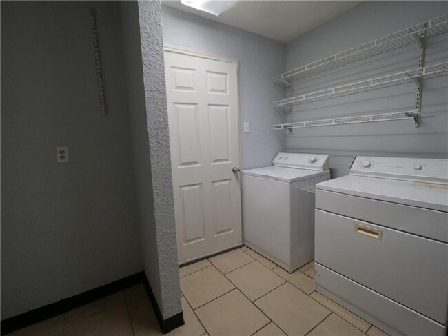 Building Photo - 800 Live Oak Dr