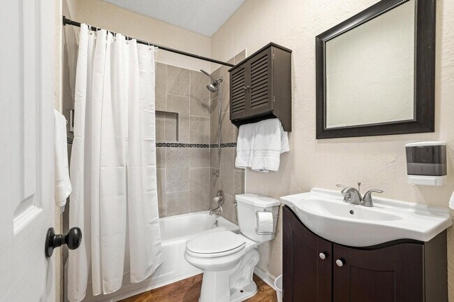 Building Photo - 2164 Tanglewood Blvd