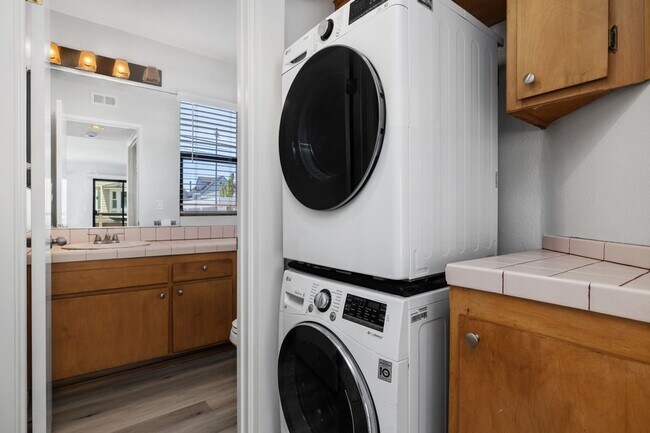 Building Photo - Mission Beach. 3 bedroom, 2.5 bath, 2 car garage,