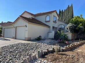 Building Photo - Large Open 4 Bedroom