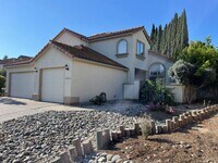 Building Photo - Large Open 4 Bedroom