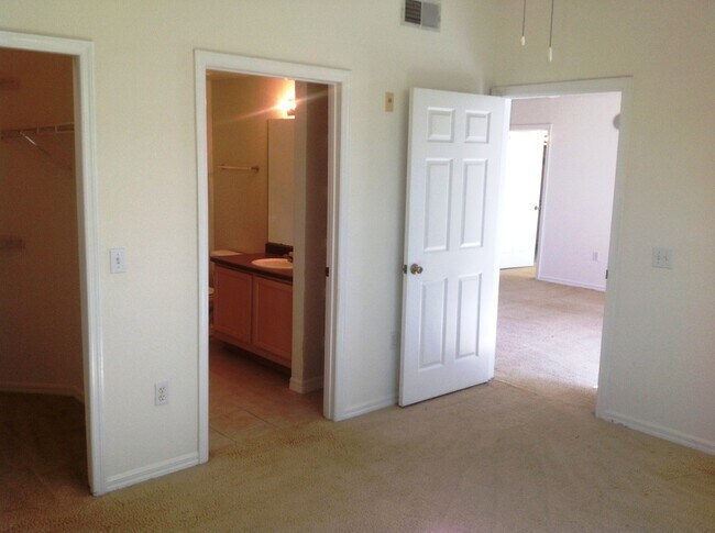 Building Photo - Hamptons At Metrowest - 2/2 Condo with balcony!!