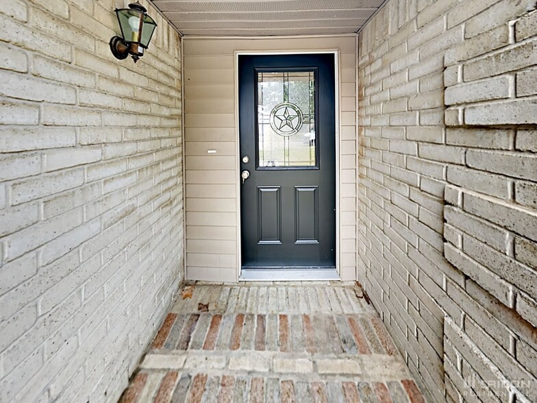 Building Photo - 14831 Waterside Dr