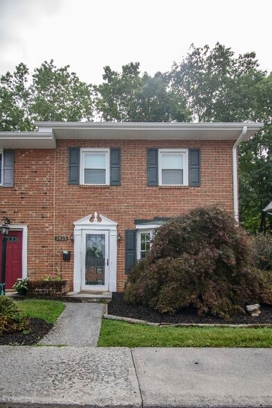 Building Photo - 1825 Sussex Rd