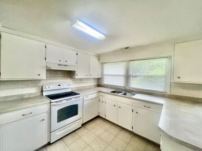Building Photo - Cozy 2BR Cottage/No Carpet, large laundry ...