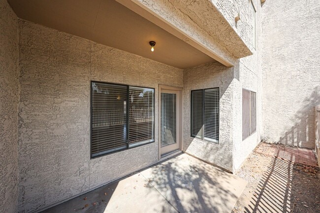 Building Photo - Centrally located and affordable in Woodla...