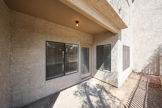 Building Photo - Centrally located and affordable in Woodlake Condominiums