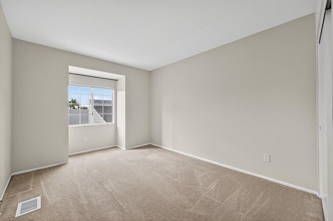 Building Photo - Spacious 3-Bedroom Townhome in Orangethorp...