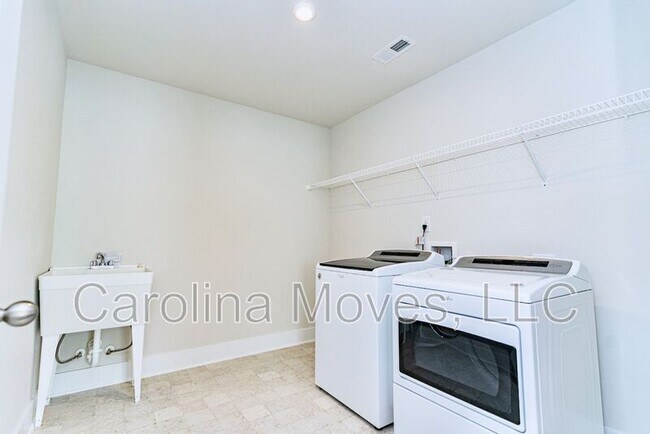 Building Photo - 14 Larson Dr