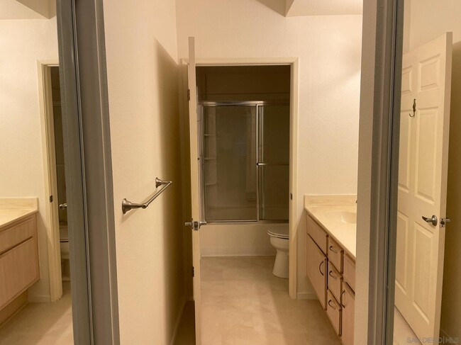 Building Photo - 640 Camino De La Reina