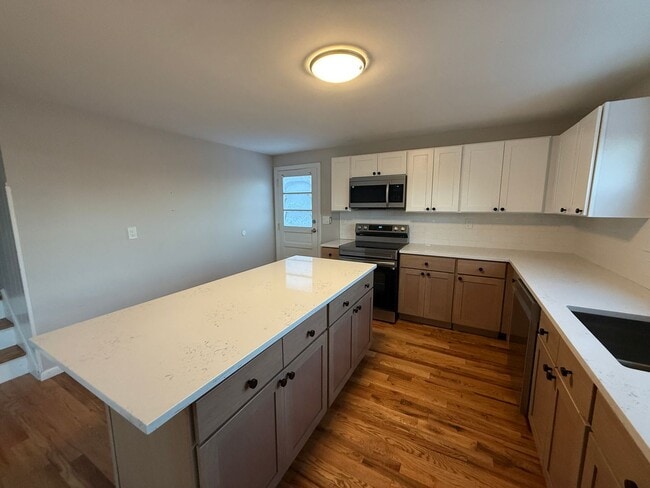 Building Photo - Recently updated 3 Bed 1 Bath Single Family House available February 1st!