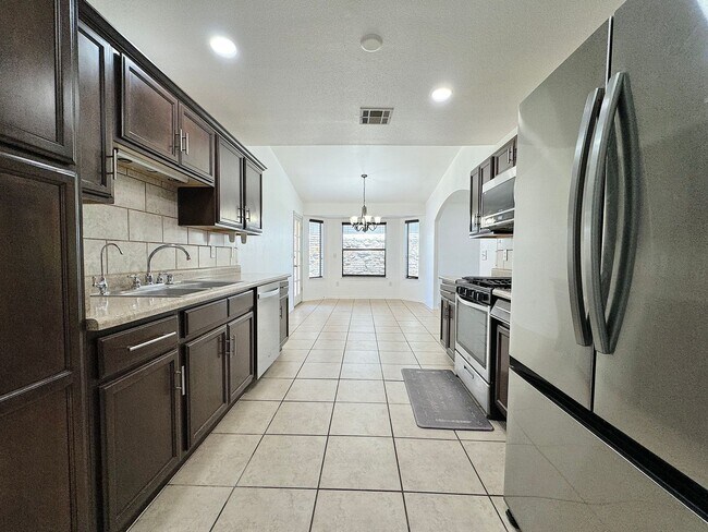 Building Photo - Sandstone Ranch Estates 4Bed Refrig A/C by...