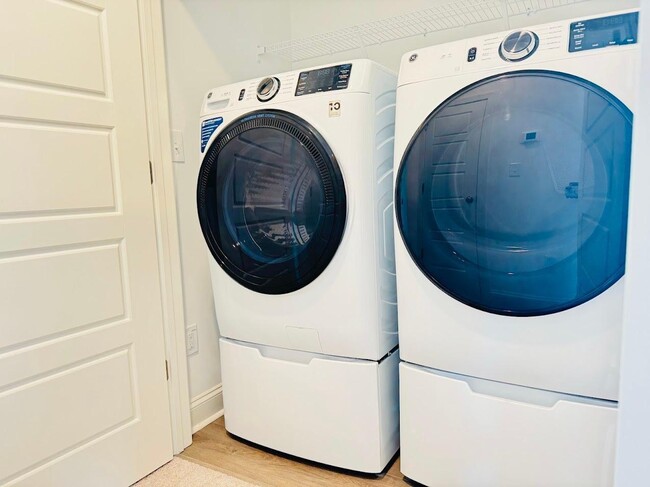 Building Photo - 4 Bedroom Townhome 2 Car garage - Wake Forest