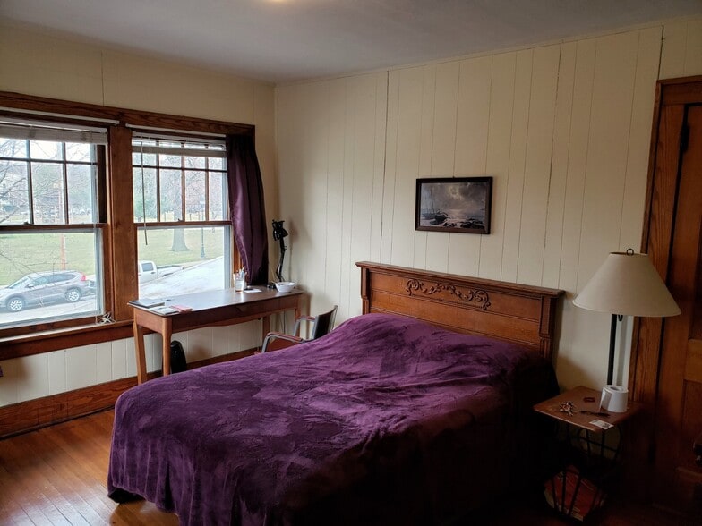 Building Photo - 613 E College St