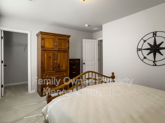 Building Photo - 709 McRoy St