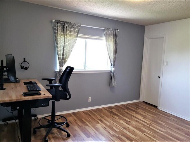 Building Photo - 2960 Donnell Dr