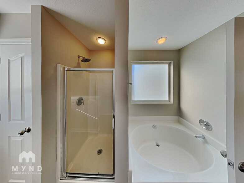 Building Photo - 303 Holton Dr