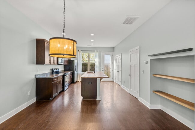 Building Photo - 1106 Stratford Ave