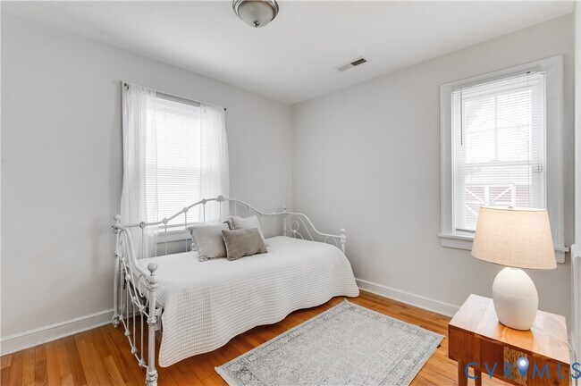 Building Photo - 2103 Pinetree Dr