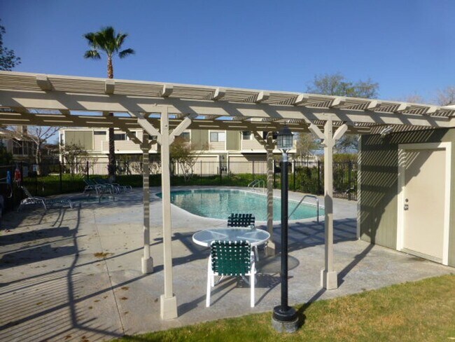Building Photo - 2 Bedroom Condo for Rent in Canyon Country!