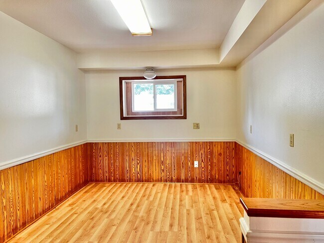 Building Photo - 1047 Oak Dr