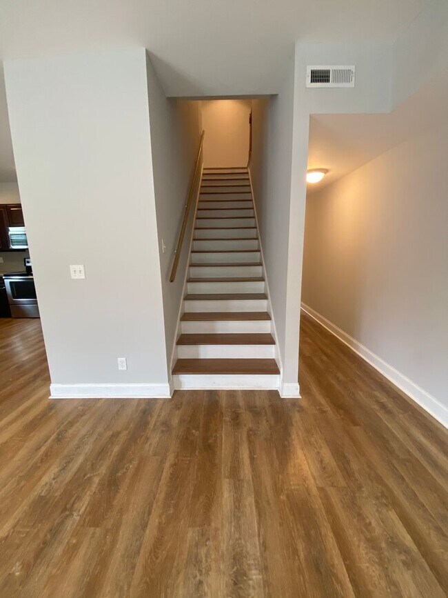 Building Photo - 4 BR, 2 BA, 2 Car Garage | Close to Chattanooga, Volkswagen, FedEx, & Amazon