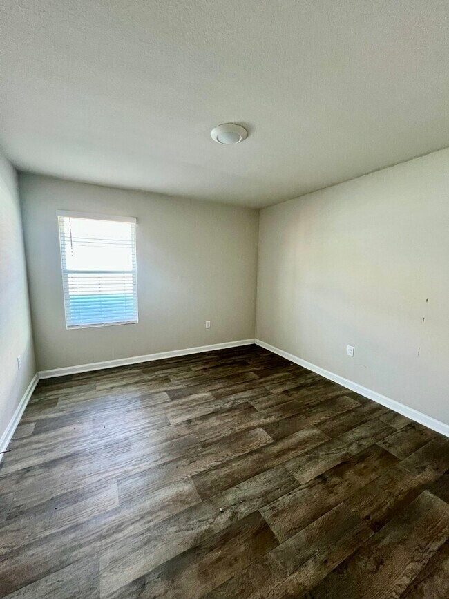 Building Photo - Burnston