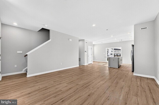 Building Photo - 157 Essex Dr