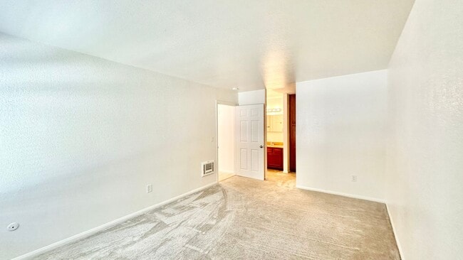 Building Photo - Light, Bright, and Lovely Ground Level Con...