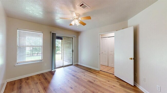Building Photo - 922 Navarro Dr
