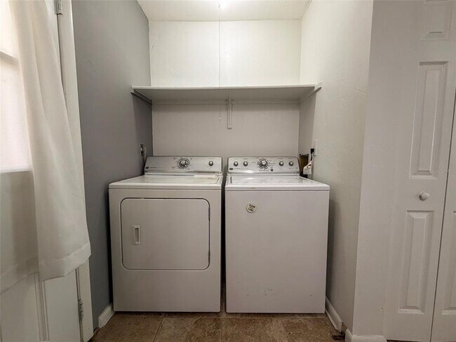 Building Photo - 2201 SW 39 Dr