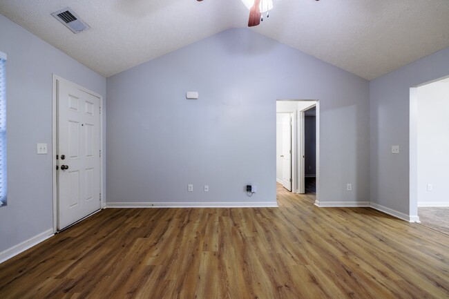 Building Photo - NOW AVAILABLE!!  Quaint 3 Bed, 2 Bath Home...