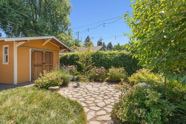 Building Photo - 1518 SE Poplar Ave