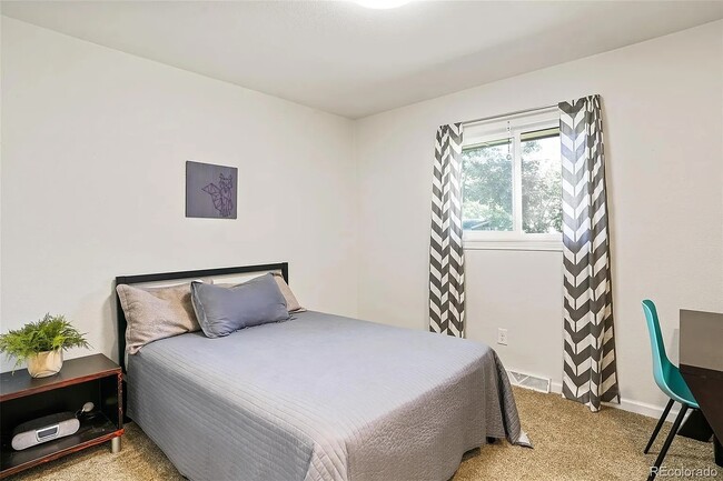Building Photo - Gorgeous 4 bedroom modern home in Holly Hills