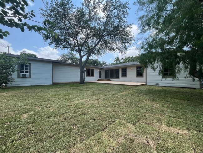 Building Photo - UPDATED HOME IN LAMAR PARK!!