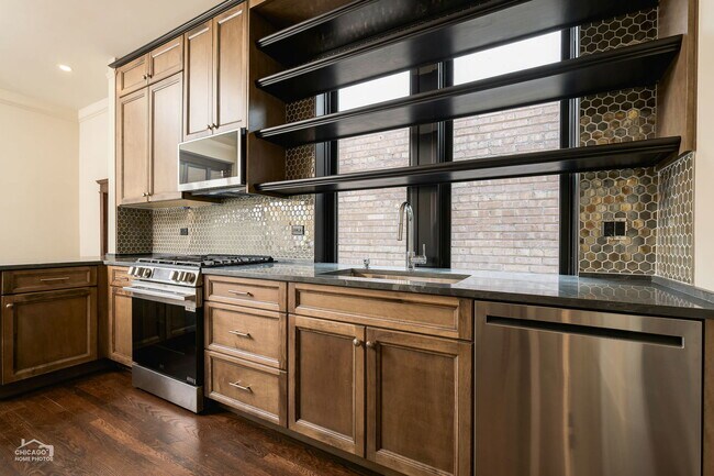 Building Photo - 5829 N Kenmore Ave