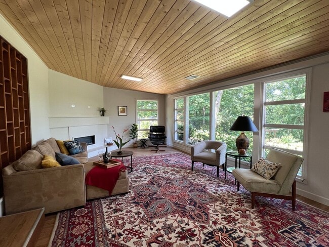 Building Photo - Paradise found! The perfect executive work...