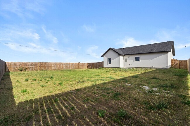 Building Photo - BRAND NEW HOMES FOR LEASE IN MERCEDES! 3BD...