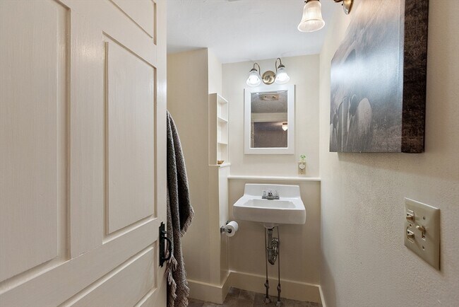 Building Photo - 25 Bulkeley Rd