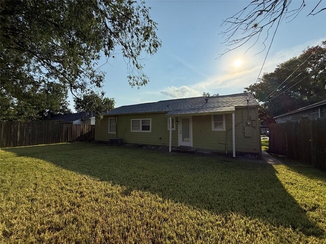 Building Photo - 9433 Rosehaven Dr
