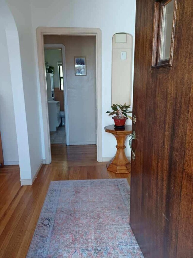 Beautiful hardwood and laminate floors - 408 45th St