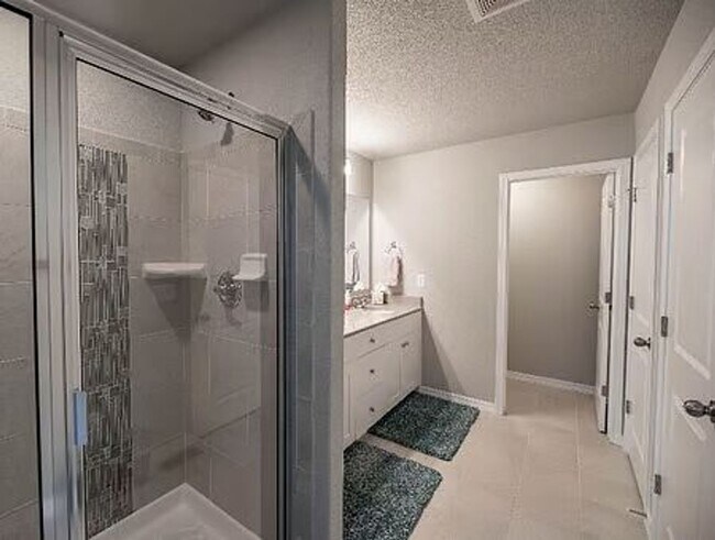 Building Photo - $2600 - 3BR/2.5BA Charming fully furnished...