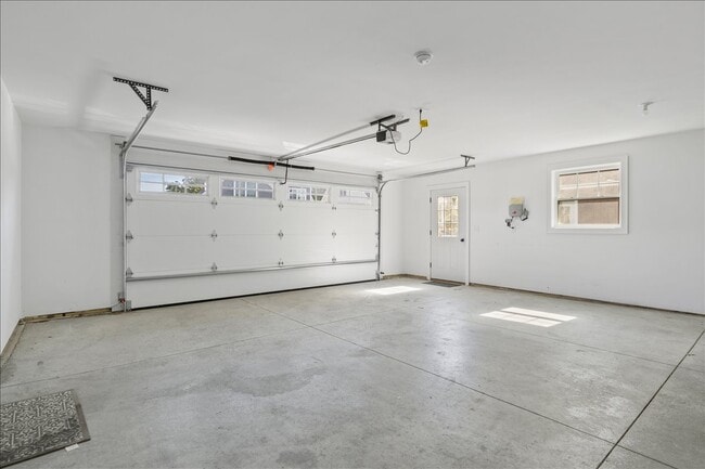 Building Photo - 4 Woods Ln