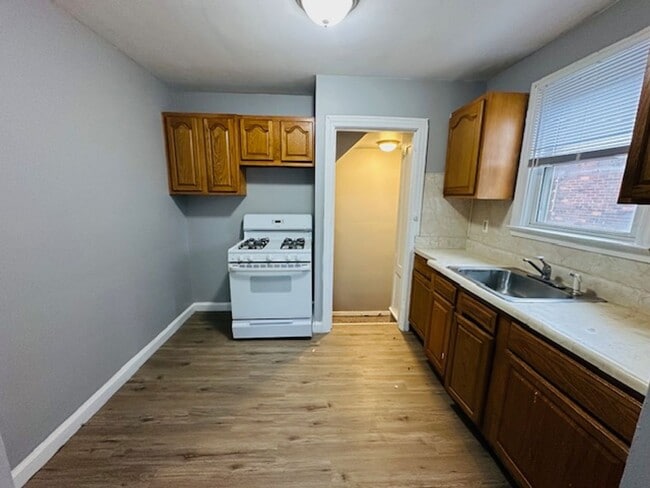 Building Photo - 3 Bedroom 1 Bath For Lease -Section 8 Ready
