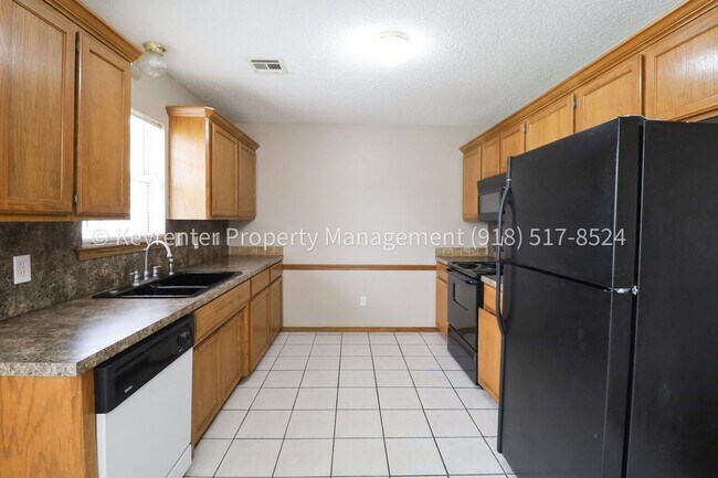 Building Photo - N Willow Dr Duplex