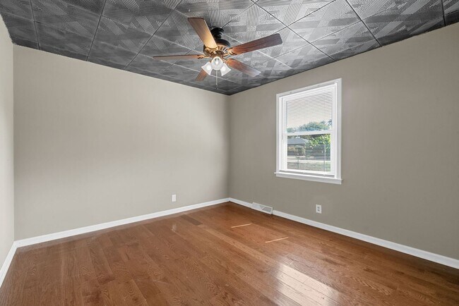 Building Photo - 3 Bedroom 2 Bath Dog Friendly Home For Rent Near Providence Blvd.