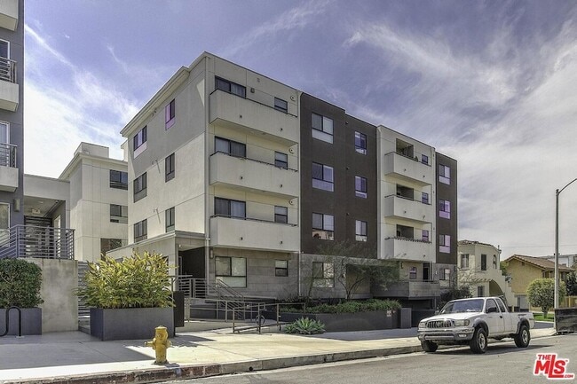Primary Photo - 5030 Rosewood Ave