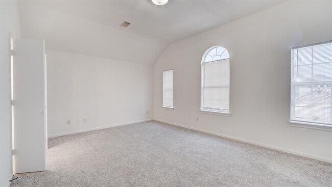 Building Photo - 827 Forest Ivy Ln