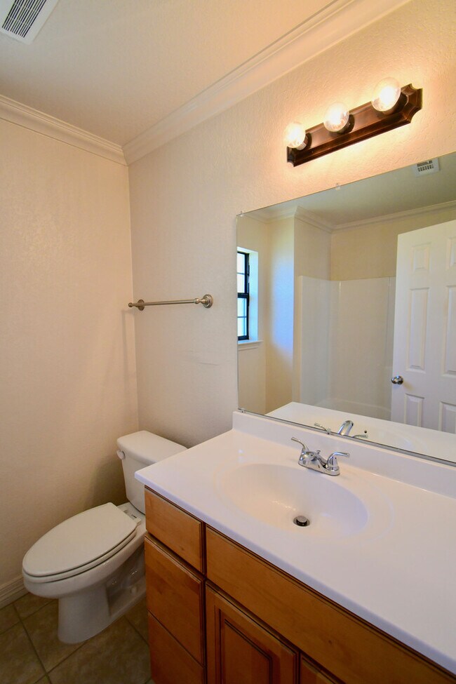 Building Photo - Lovely 3 bedroom 2 bathroom 2 car garage h...